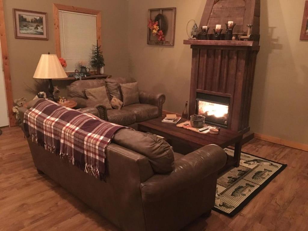 Gas Fireplace, Firepit, And Cedar Adirondack Chair Spencer Extérieur photo