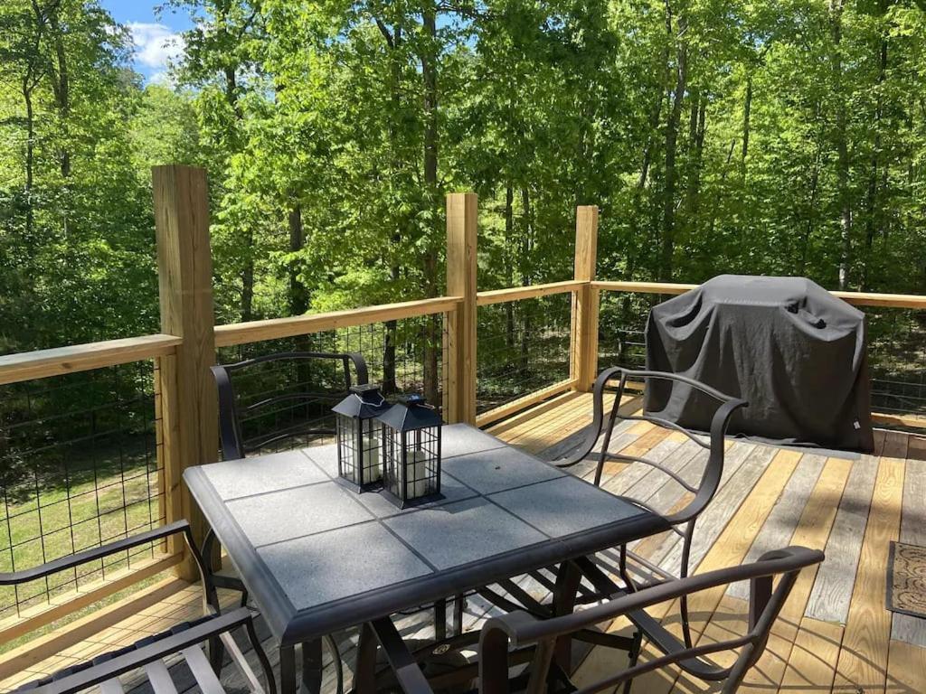 Gas Fireplace, Firepit, And Cedar Adirondack Chair Spencer Extérieur photo